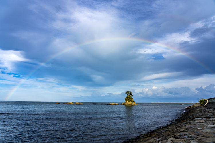 雨晴海岸 3,000ｍ級の立山連峰が海に浮かぶ？ 富山の絶景 - Qlip[クリップ] - Japan Travel・Tour Concierge